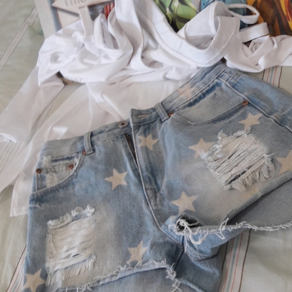 Distressed Jean Short - Picture 6 of 7